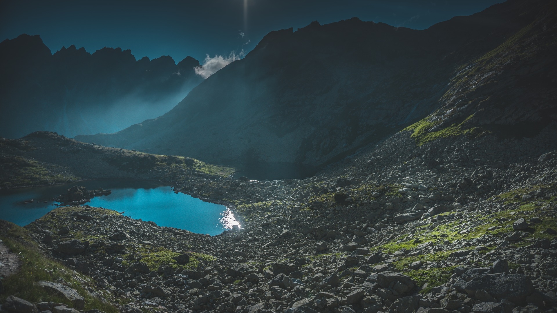 tó-hegyek-színes-víz-táj