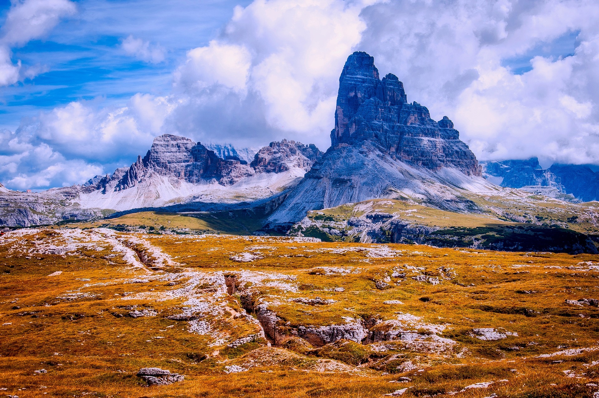 https://pixabay.com/en/italy-dolomites-mountains-meadow-2315452/