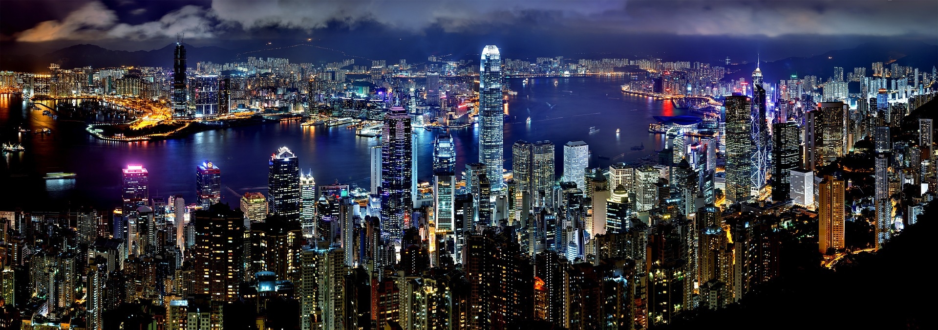 https://pixabay.com/hu/hong-kong-l%C3%A1that%C3%A1r-%C3%A9jszaka-864884/
